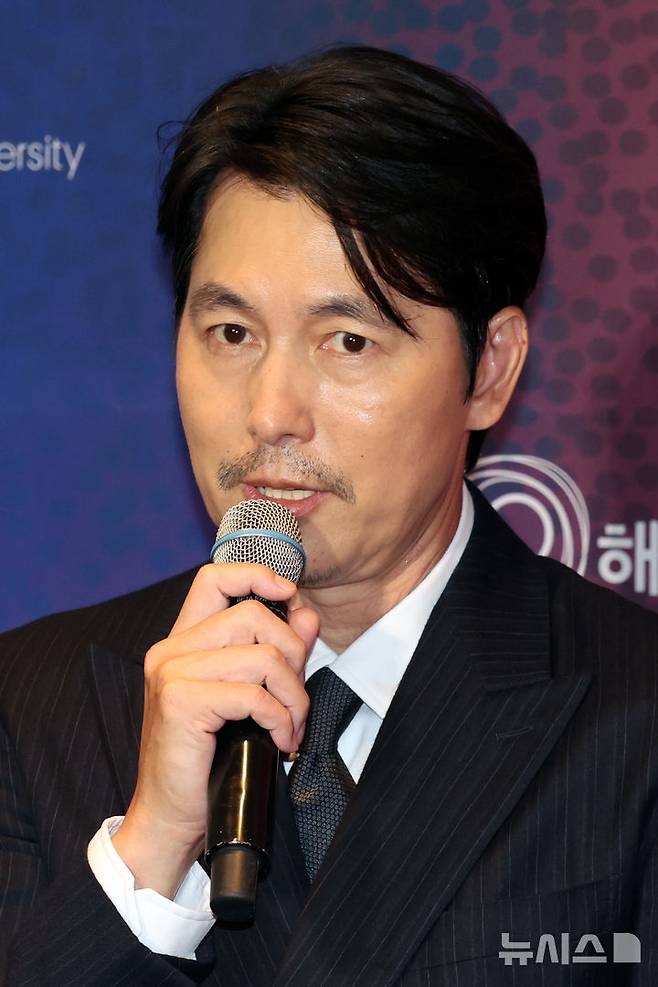 [부산=뉴시스] 박진희 기자 = 정우성 배우가 18일 부산 해운대구 시그니엘 그랜드 볼룸에서 열린 제34회 부일영화상 시상식에 참석하고 있다. 2025.09.18. pak7130@newsis.com