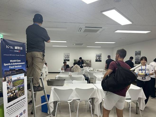 [서울=뉴시스] 16일 서울 송파구 올림픽공원 테니스코트에서 선수 라운지에 물이 새 소동이 벌어졌다. (사진 = 코리아오픈 대회 조직위원회 제공) *재판매 및 DB 금지