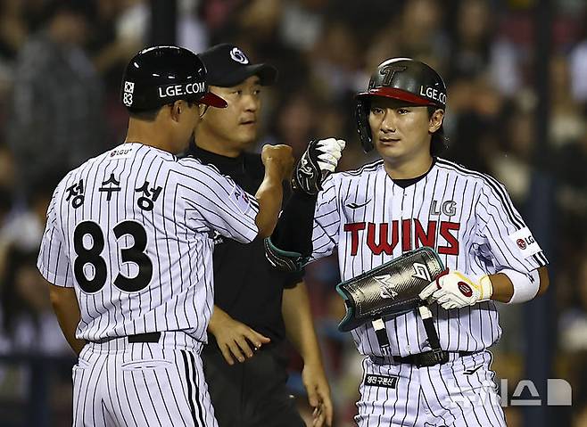 [서울=뉴시스] 김근수 기자 = 11일 서울 송파구 잠실야구장에서 열린 2025 KBO리그 KT 위즈 대 LG 트윈스의 경기, 3회말 LG 신민재가 3루타를 치고 기뻐하고 있다. 2025.09.11. ks@newsis.com