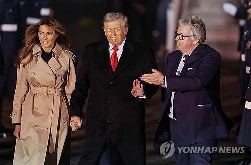 트럼프 미 대통령 부부와 영국 왕 시종 헨리 후드 자작 [로이터 연합뉴스]