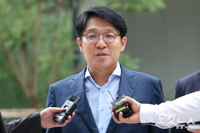 김건희 씨 측에 '이우환 화백' 그림을 선물하고 총선 공천 등을 청탁했다는 의혹을 받는 김상민 전 부장검사가 9일 오전 서울 종로구 KT광화문빌딩에 마련된 김건희 특별검사팀(특별검사 민중기)에 출석하고 있다. 류영주 기자