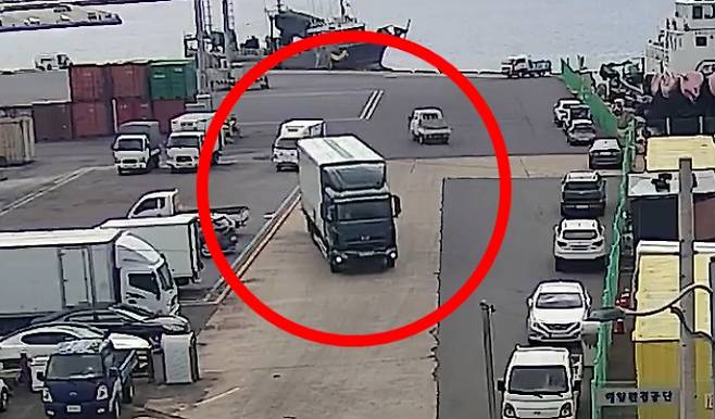 불법체류 중국인이 숨은 화물차 모습. 제주지방해양경찰청 제공