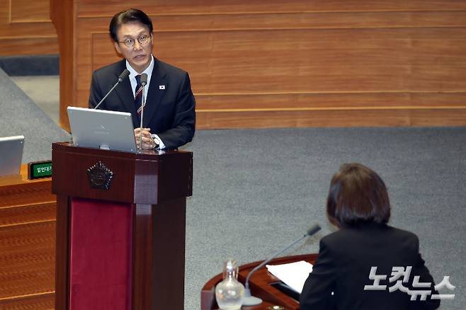 19일 서울 여의도 국회에서 열린 제429회국회(정기회) 제8차 본회의 교육·사회·문화에 관한 질문에서 김민석 국무총리가 의원 질의에 답변을 하고 있다. 윤창원 기자