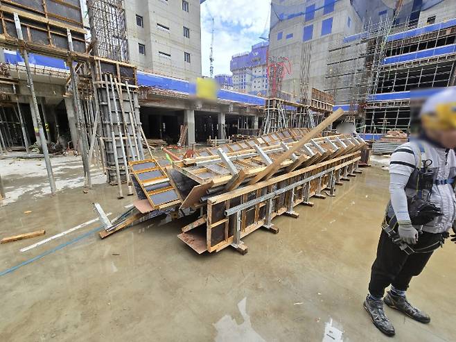 18일 구조물 추락 사고가 발생한 부산 남구의 한 아파트 신축 현장. 부산경찰청 제공