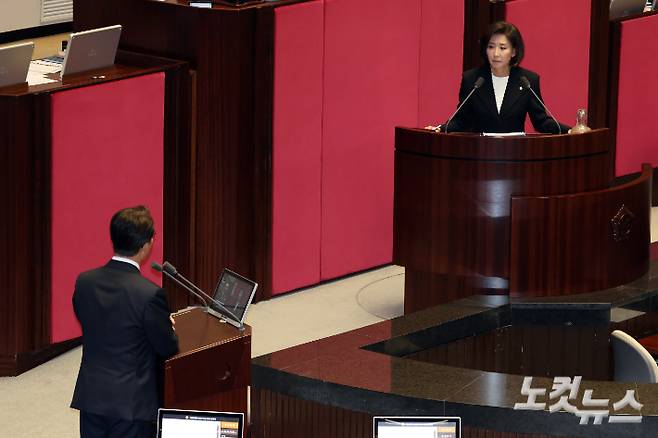 19일 서울 여의도 국회에서 열린 제429회국회(정기회) 제8차 본회의 교육·사회·문화에 관한 질문에서 국민의힘 나경원 의원이 김민석 국무총리에게 질의를 하고 있다. 윤창원 기자
