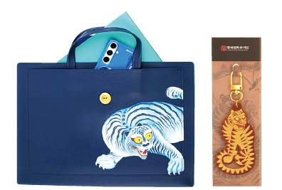 민화 노트북 가방과 열쇠고리. 고향사랑e음