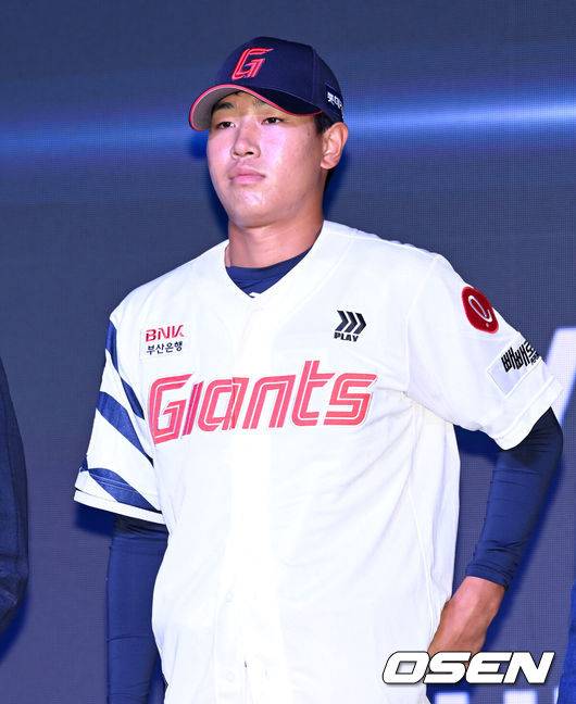 [OSEN=이대선 기자] 17일 오후 7일 오후 서울 롯데호텔 월드에서 ‘2026 KBO 신인 드래프트’가 열렸다.이번 드래프트는 전면 드래프트 방식으로 총 11라운드에 걸쳐 진행된다. 대상자는 총 1천261명으로, 고등학교 졸업 예정자 930명, 대학교 졸업 예정자 216명, 얼리 드래프트 신청자 51명, 해외 아마추어·프로 출신 선수 19명이다. 이 중 최대 110명이 KBO 10개 구단의 부름을 받게 된다.롯데에 지명된 동산고 신동건이 기념촬영을 하고 있다. 2025.09.17 /sunday@osen.co.kr