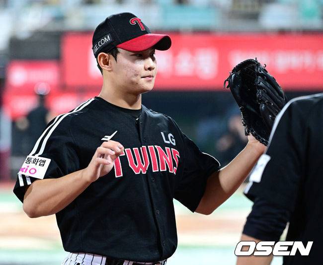 [OSEN=수원, 최규한 기자] 16일 수원 KT위즈파크에서 ‘2025 신한 SOL Bank KBO리그’ KT 위즈와 LG 트윈스의 경기가 열렸다.홈팀 KT는 헤이수스, 방문팀 LG는 손주영을 선발로 내세웠다.3회말 2사 1, 2루 상황 장대비로 경기가 중단 된 뒤 비가 그치자 경기가 재개됐다. KT 황재균을 삼진으로 이끌며 이닝을 마무리지은 LG 투수 김영우가 더그아웃으로 향하고 있다. 2025.09.16 / dreamer@osen.co.kr