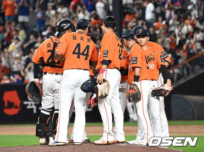 [OSEN=대전, 이대선 기자] 프로야구 한화 이글스가 키움 히어로즈 상대로 12연승을 질주했다. 에이스 코디 폰세가 개막 17연승을 거두며 무패 행진을 이어갔고, 루이스 리베라토가 만루 홈런을 폭발했다. 한화는 13일 대전 한화생명볼파크에서 열린 2025 신한 SOL Bank KBO리그 키움과의 홈경기를 10-5로 이겼다. 경기 종료 후 한화 선수들이 승리의 기쁨을 나누고 있다. 2025.09.13 /sunday@osen.co.kr