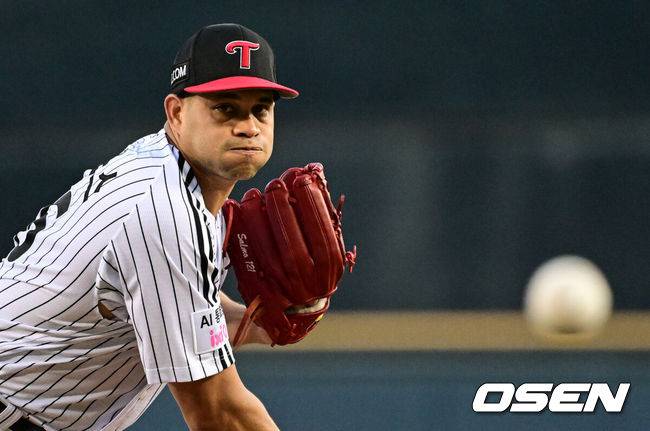 [OSEN=잠실, 조은정 기자]11일 오후 서울 잠실구장에서 ‘2025 신한 SOL Bank KBO리그’ LG 트윈스와 KT 위즈의 경기가 열렸다.홈팀 LG는 치리노스, 방문팀 KT는 헤이수스를 선발로 내세웠다.1회초 LG 치리노스가 역투를 하고 있다. 2025.09.11 /cej@osen.co.kr