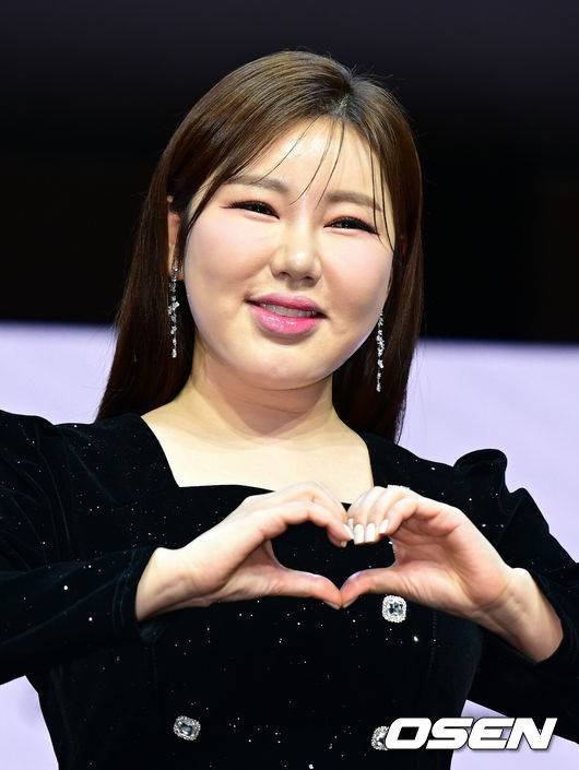 [OSEN=김성락 기자] 11일 오후 서울 스카이아트홀 가수 송가인의 정규 4집 앨범 발매 기념 쇼케이스 행사가 열렸다. 이번 4집 앨범은 기존 정통 트로트 뿐 아니라 발랃, 모던 가요 등 장르의 곡들로 가득 채웠다. 더블 타이틀곡 '아사달'과 '눈물이 난다'를 비롯해 직접 작사에 참여한 '평생' 등 총 9곡을 담았다.가수 송가인이 포즈를 취하고 있다.  2025.02.11 / ksl0919@osen.co.kr