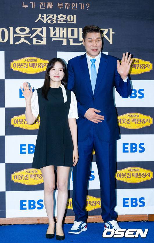 [OSEN=민경훈 기자] 16일 오전 서울 중구 프레스센터 서울 클럽홀에서 EBS ‘서장훈의 이웃집 백만장자’ 제작발표회가 열렸다.올 상반기 많은 사랑을 받았던 EBS ‘서장훈의 이웃집 백만장자’가 17일(수) 정규 편성으로 돌아온다. 이번에는 MC&nbsp;장예원과 호흡을 맞추며 다양한 분야의 ‘백만장자’들을 만나 이야기를 나눌 것으로 기대를 모으고 있다.장예원, 서장훈이 포토타임을 갖고 있다. 2025.09.16 /rumi@osen.co.kr