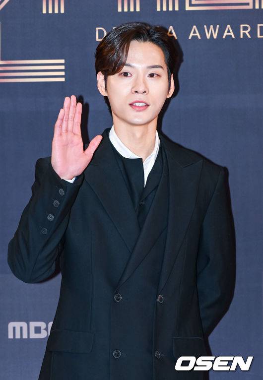 [OSEN=박준형 기자] 30일 오후 서울 상암 MBC 미디어센터 공개홀에서  '2022 MBC 연기대상'이 진행됐다.배우 윤지온이 포즈를 취하고 있다. 2022.12.30 / soul1014@osen.co.kr