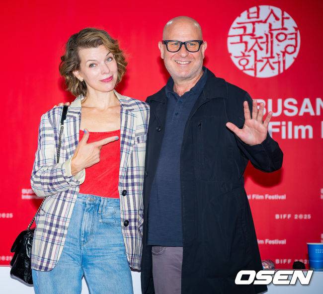 [OSEN=부산, 민경훈 기자] 배우&nbsp;밀라 요보비치가 18일 오후 부산광역시 해운대구 영화의전당 비프힐 기자회견장에서 열린 ‘제30회&nbsp;부산국제영화제’ 영화 '프로텍터' 기자 간담회에 참석했다.한편, 밀라 요보비치 주연의 영화 '프로텍터'(감독&nbsp;애드리언 그런버그)는 아동 인신매매범들에게 납치된 딸 클로이를 72시간 안에 찾아야 하는, 미국 특수부대 요원 출신인 니키 할스테드(밀라 요보비치)의 숨막히고 자비 없는 추격 액션을 그린 이야기이다.배우 밀라 요보비치와 애드리언 그런버그 감독이 기자간담회에서 포즈를 취하고 있다. 2025.09.18 / rumi@osen.co.kr