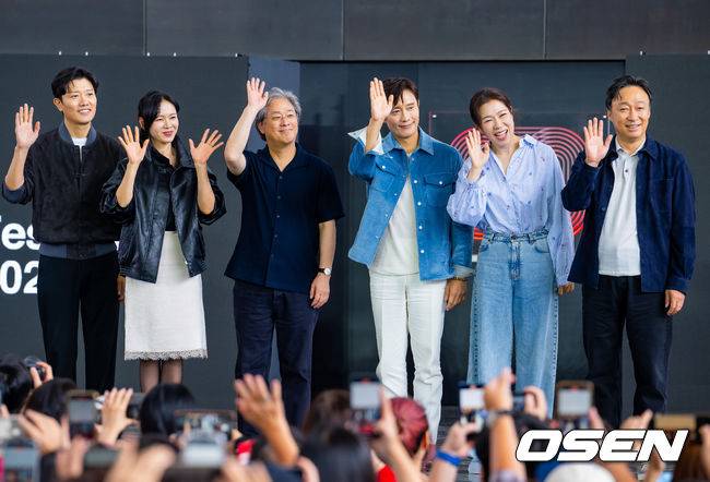 [OSEN=부산, 민경훈 기자] 제30회 부산국제영화제(BIFF) 영화 ‘어쩔수가없다’ 오픈토크 행사가 18일 부산 해운대구 영화의 전당에서 열렸다.올해 30주년을 맞이한 부산국제영화제는 오는 26일까지 총 64개국 328편의 작품을 만날수 있다.박찬욱 감독과 배우 이병헌, 손예진, 박희순, 염혜란, 이성민이 오픈토크에서 포토타임을 갖고 있다  2025.09.18 / rumi@osen.co.kr