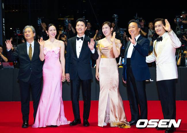 [OSEN=부산, 민경훈 기자] 제30회 부산국제영화제(BIFF) 레드카펫 행사가 17일 오후 부산 해운대구 영화의 전당에서 열렸다.올해 개막작은 박찬욱 감독의 ‘어쩔수가없다’이며, 주연배우 이병헌은 개막식 사회까지 본다. 폐막작으로는 경쟁 부문 대상 수상작을 상영한다. 올해 30주년을 맞이한 부산국제영화제는 오는 26일까지 총 64개국 328편의 작품을 만날수 있다.박찬욱 감독, 이병헌, 손예진, 박희순, 염혜란, 이성민, 이병헌이 레드카펫을 밟으며 포즈를 취하고 있다. 2025.09.17 / rumi@osen.co.kr