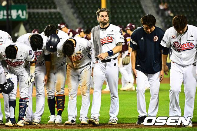 [OSEN=잠실, 지형준 기자] 17일 오후 서울 잠실구장에서 ‘2025 신한 SOL Bank KBO리그’ 두산 베어스와 키움 히어로즈의 경기가 열렸다.이날 키움이 두산에 4-2 승리를 거뒀다. 키움은 2연승, 두산은 7연패.경기를 마치고 두산 선수들이 패배를 아쉬워하고 있다. 2025.09.17 /jpnews@osen.co.kr