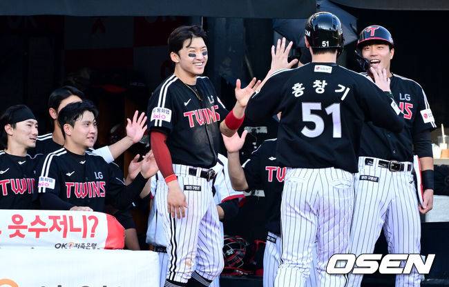 [OSEN=수원, 최규한 기자] 18일 수원 KT위즈파크에서 ‘2025 신한 SOL Bank KBO리그’ KT 위즈와 LG 트윈스의 더블헤더 1차전이 열렸다.홈팀 KT는 소형준, 방문팀 LG는 요니 치리노스를 선발로 내세웠다.9회초 1사 1루 상황 LG 홍창기가 볼넷을 골라낸 뒤 대주자와 교체되며 더그아웃 동료들과 인사를 나누고 있다. 2025.09.18 / dreamer@osen.co.kr