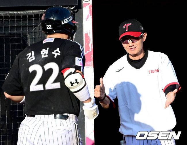 [OSEN=수원, 최규한 기자] 18일 수원 KT위즈파크에서 ‘2025 신한 SOL Bank KBO리그’ KT 위즈와 LG 트윈스의 더블헤더 1차전이 열렸다.홈팀 KT는 소형준, 방문팀 LG는 요니 치리노스를 선발로 내세웠다.7회초 1사 1루 상황 LG 김현수가 달아나는 우월 투런포를 날리고  홈을 밟은 뒤 염경엽 감독과 인사를 나누고 있다. 2025.09.18 / dreamer@osen.co.kr