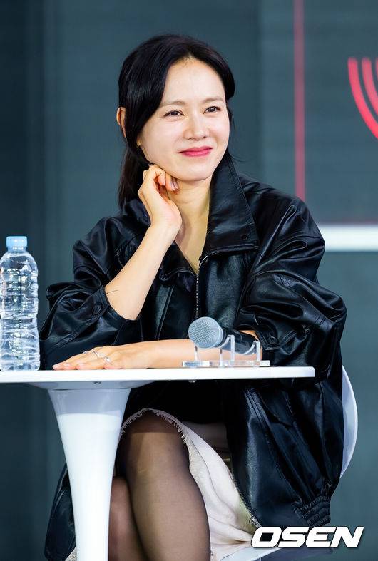 [OSEN=부산, 민경훈 기자] 제30회 부산국제영화제(BIFF) 영화 ‘어쩔수가없다’ 오픈토크 행사가 18일 부산 해운대구 영화의 전당에서 열렸다.올해 30주년을 맞이한 부산국제영화제는 오는 26일까지 총 64개국 328편의 작품을 만날수 있다.배우 손예진이 오픈토크에서 미소짓고 있다.  2025.09.18 / rumi@osen.co.kr