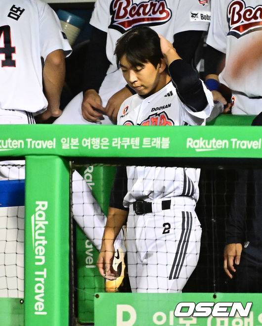 [OSEN=잠실, 지형준 기자] 18일 오후 서울 잠실구장에서 ‘2025 신한 SOL Bank KBO리그’ 두산 베어스와 키움 히어로즈의 경기가 열렸다.두산은 잭로그, 키움은 하영민이 선발로 나섰다.4회초 무사에서 키움 이주형의 좌익수 플라이에 포수 실책을 범한 두산 김민석이 교체되며 아쉬워하고 있다. 2025.09.18 /jpnews@osen.co.kr