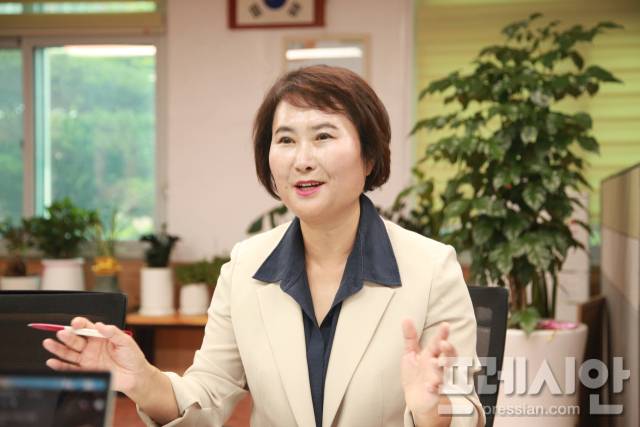 ▲오경미 두암중학교 교장이 두암중 교장실에서 교육감 정책 1호로 '5·18 사적지 방문 의무화'에 대해 설명하고 있다.2025.07.11ⓒ프레시안(백순선)