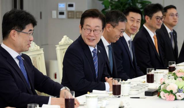 ▲이재명 대통령이 18일 용산 대통령실에서 증권사 리서치센터장들과 오찬 간담회를 하고 있다. ⓒ연합뉴스
