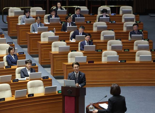 ▲김민석 국무총리가 18일 교육·사회·문화 분야 대정부질문이 열린 국회 본회의장에서 국민의힘 나경원 의원의 질문에 답하고 있다. ⓒ연합뉴스