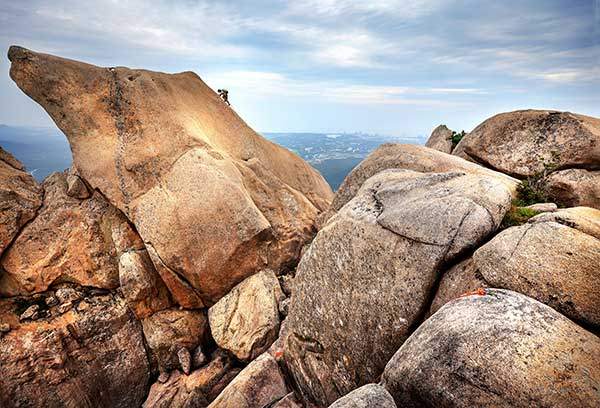 울산바위의 제4봉, 곰바위를 오르는 오채린씨. 나드리길 루트 상 곰바위 등반은 없지만 취재진 모두의 의견대로 곰바위를 올라가보기로 했다.