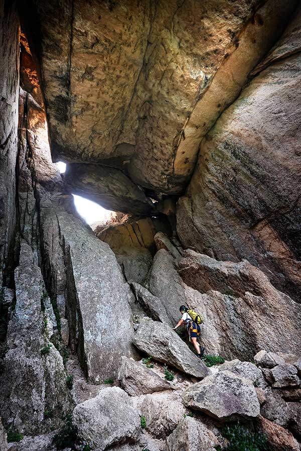 울산바위 리지등반의 시작점인 지옥문. 실제로 마주하면 어마어마한 규모에 입을 다물 수 없다.