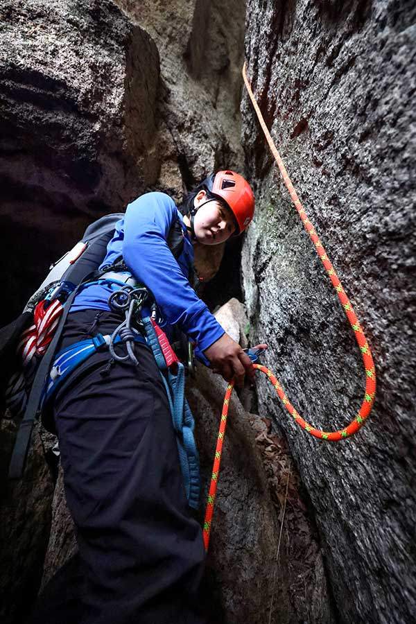 동굴 속 침니등반 구간. 추락할까 두려운 마음에 고정로프에 그리그리를 설치하고 등반했다.