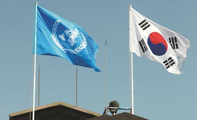 최전방&nbsp;비무장지대(DMZ)의 우리 군 초소에서 유엔기과 태극기가 나란히 펄럭이고&nbsp;있다. 6·25 전쟁 당시 북한의 기습 남침으로부터 한국을 구하기 위해 유엔이 조직한 유엔군사령부(유엔사)는 세계에서 유일무이한, 또 전무후무한 기구로 남아 있다. 연합뉴스