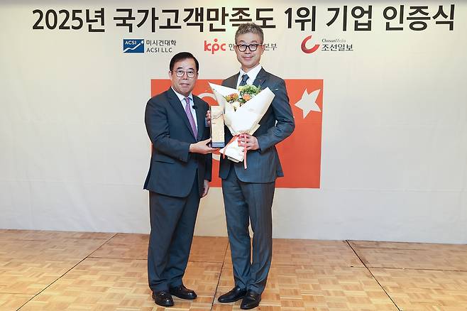 최진환 롯데렌탈 대표이사(오른쪽)와 박성중 한국생산성본부 회장이 17일 서울 중구 소재 롯데호텔에서 열린 2025 국가고객만족도 1위 기업 인증식에서 기념촬영을 하고 있다. 사진=롯데렌탈 제공