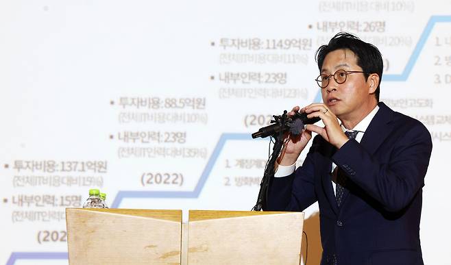 조좌진 롯데카드 대표이사 사장이 18일 서울 중구 부영태평빌딩에서 사이버 침해 사고에 대한 대고객 사과문을 발표한 뒤 취재진 질문에 답하고 있다. 뉴시스