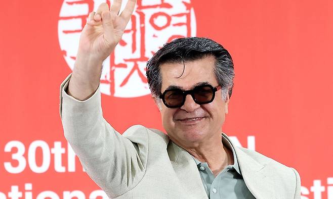 자파르 파나히 감독이 18일 부산 해운대구 영화의전당에서 열린 ‘그저 사고였을 뿐’ 기자회견에 참석해 포즈를 취하고 있다. 뉴스1