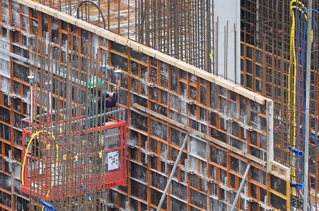 정부가 지난 15일 발표한 노동안전 종합대책에 대해 건설업계 안팎에서 논란이 계속되는 가운데 지난달 11일 서울의 한 아파트 건설 현장에서 노동자가 작업을 하고 있다. 연합뉴스