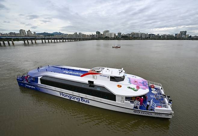 18일 정식 운항을 시작한 한강버스가 서울 영등포구 여의도 선착장에서 물살을 가르고 있다. 연합뉴스