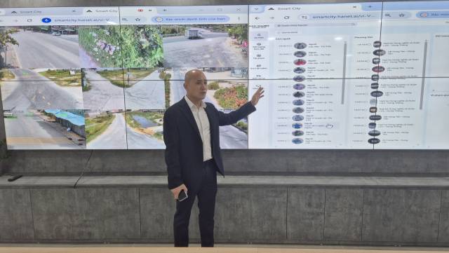 응웬 휴 비엔 에스텍시스템비나 베트남 법인장이 15일 하노이 에스텍시스템비나 본사 사무실에서 CCTV를 활용한 이상감지 경비 시스템을 설명하고 있다.하노이=박우인 기자