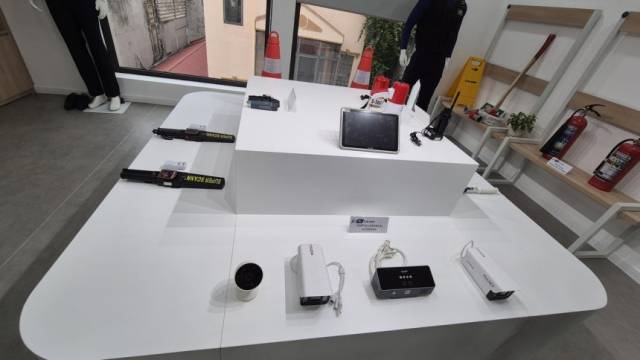 15일 하노이 에스텍시스템비나 본사 사무실에 각종 보안 장비들이 전시돼 있다.하노이=박우인 기자