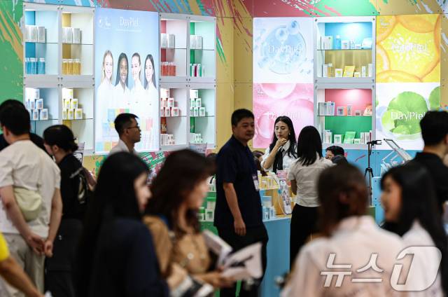 경기 고양 킨텍스에서 열린 '2025 K-뷰티엑스포 코리아'에서 관람객들이 부스를 둘러보고 있다. 뉴스1