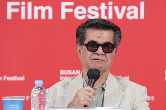 제30회 부산국제영화제에서 ‘올해의 아시아영화인상’을 수상한 자파르 파나히 감독이 18일 부산 해운대구 영화의전당에서 기자회견을 하고 있다. 연합뉴스