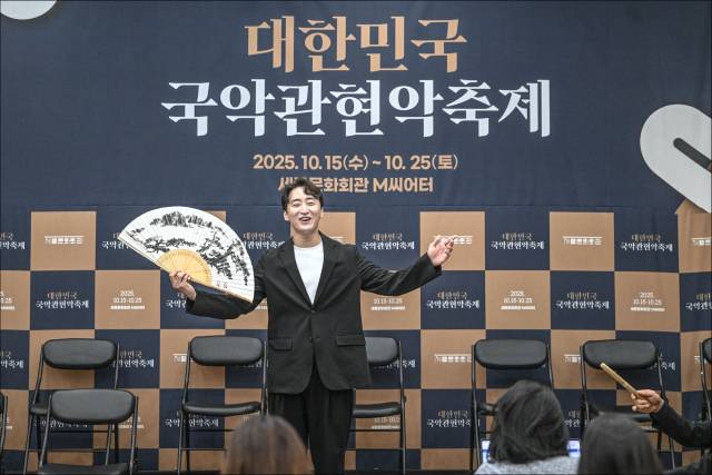 소리꾼 이광복이 18일 '대한민국 국악관현악축제' 제작발표회에서 판소리 시연을 하고 있다. 사진 제공=세종문화회관