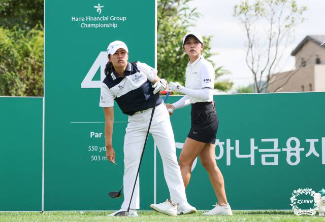 동반 라운드를 하고 있는 마다솜(왼쪽)과 리디아 고. 사진 제공=KLPGA