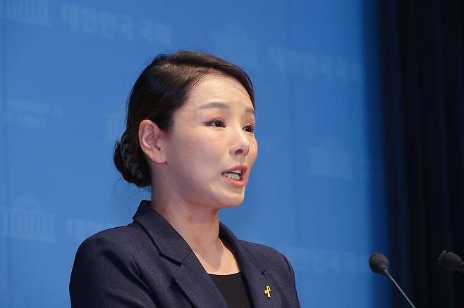 조국혁신당 강미정 대변인이 9월4일 당내 성비위 사건을 고발하며 탈당 기자회견을 하고 있다.ⓒ연합뉴스