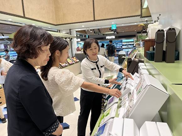 롯데백화점 대구점에서 달성군 우수 농·특산물이 소비자들에게 소개되고 있다. ⓒ대구 달성군