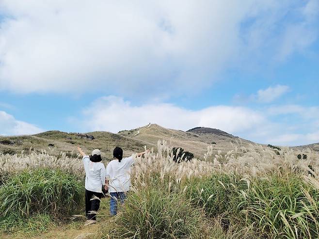 황매산을 찾은 관광객이 은빛 들녘에서 포즈를 취하고 있다. ⓒ합천군