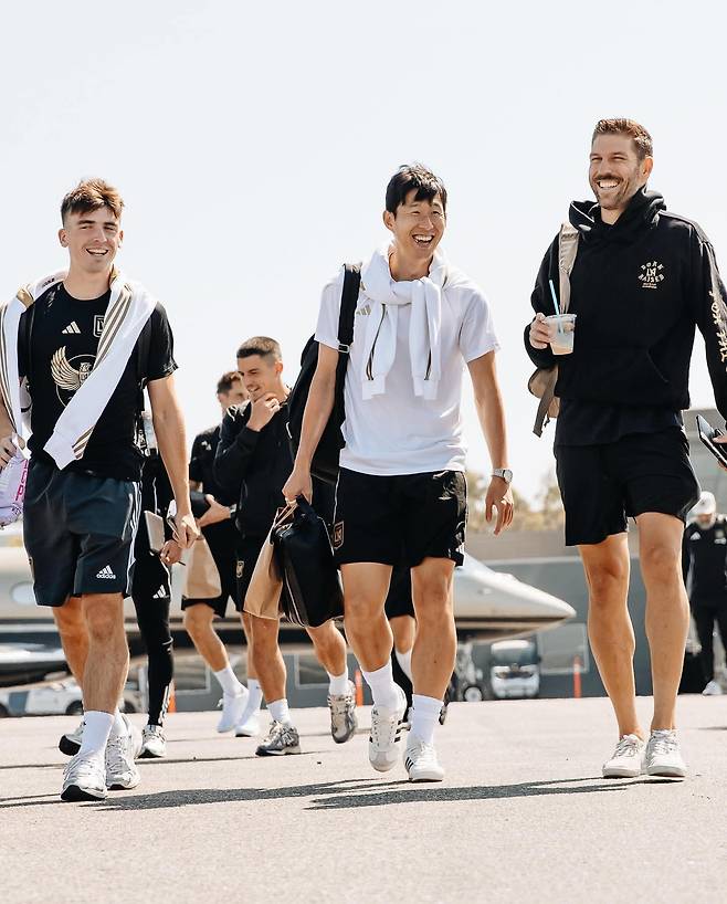 LAFC 손흥민(가운데)과 선수들이 레알 솔트레이크 원정길을 떠나며 환하게 미소짓고 있다. 사진출처｜LAFC 페이스북