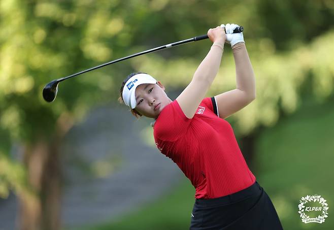 올 시즌 정규투어에서 단 7개 대회에만 출전하고도 신인상 포인트 1위를 넘보고 있는 김민솔. 김민솔은 하지만 출전 경기수가 모자라 포인트 1위에 올라도 신인상을 받을 수 없다. 사진제공 | KLPGA