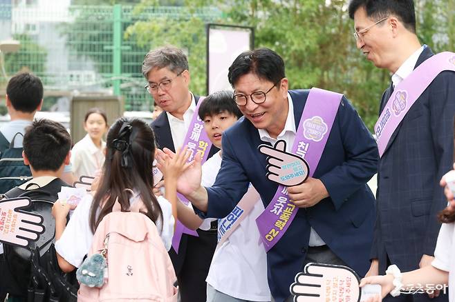 도성훈 교육감은 이날 등교하는 학생들을 맞이하며 피켓을 들고 “작은 배려와 존중이 안전한 학교를 만든다”며 서로를 존중하는 문화를 확산할 것을 당부했다. 사진제공｜인천시교육청