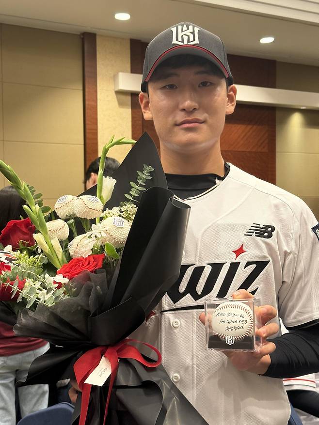 KT 선수단이 프로 선수로서 첫발을 내딛는 루키들을 응원했다. 그들은 선배들의 값진 선물에 환한 미소를 보였다. 사진제공｜KT 위즈